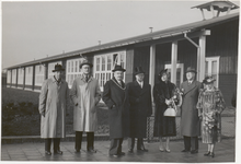 M 12107 Van Links naar rechts: Ir. Otten (wederopbouw), Van den Bosch (inspecteur onderwijs), Cambier van Nooten ...