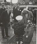 M 12108 Tijdens het bezoek van H.M. Koningin Juliana en Z.K.H. Prins Bernard aan Tiel werd de Koningin verwelkomd door ...