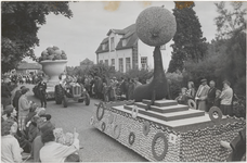 M 12119 Eén van de praalwagens uit het fruitcorso, dat zaterdag de duizenden toeschouwers in Tiel in verrukking heeft ...