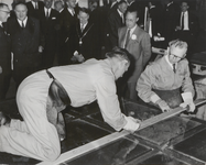 M 12121 Vanmiddag heeft ZKH Prins Bernard de N.V. Glasfabriek De Maas in Tiel officieel geopend. Tijdens de rondgang ...