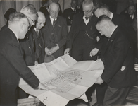 M 12124 De presentatie van het wederopbouwplan van de Tielse binnenstad door ir. Verschoor (met strikje) rechts ...