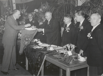 M 12125 Theole uit Tiel vierde onder grote belangstelling het 40-jarig bestaan met een receptie. Op de foto het moment ...