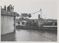M 12129 Prominente personen verlaten op de pont de Tielse vluchthaven