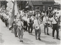 M 12131 Deelnemers van de ZHWB uit Lexmond nemen deel aan de wandelvierdaagse van Apeldoorn