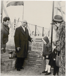 M 12133 De eerste steenlegging door Herman Grimberg oud 4 jaar