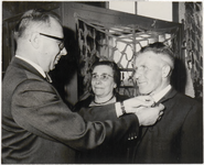 M 12141 Veerman Arie van Eck van het veer Amerongen-Eck en Wiel is ter gelegenheid van zijn jubileum gehuldigd. ...