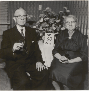 M 12145 Het echtpaar S.P.N.H. Veen en J. Veen-Knave uit Culemborg zijn 50 jaar getrouwd. Het echtpaar woonde vele jaren ...