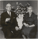 M 12145 Het echtpaar S.P.N.H. Veen en J. Veen-Knave uit Culemborg zijn 50 jaar getrouwd. Het echtpaar woonde vele jaren ...