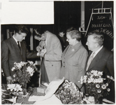 M 12152 Enkele leden van de Tourclub Jan van Riebeeck jubileren en worden gehuldigd