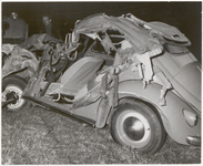 M 12155 Ernstig auto-ongeval, plaats en datum onbekend, VW kever totaal vernield
