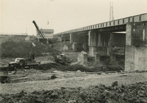 M 1277 Het viaduct in Rijksweg A15 over het Amsterdam-Rijnkanaal gelegen, in aanbouw. De foto is genomen in oostelijke ...