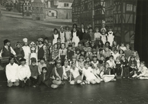 M 1278 Opvoering kindermusical het vreemde songfestival in schouwburg de Agnietenhof door ongeveer zestig leerlingen ...