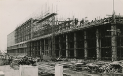 M 130 Deze foto werd genomen van de bouw van de hal van de vlakglasfabriek De Maas. De fabriek werd gebouwd op het ...