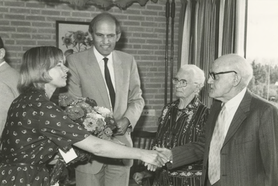 M 1302 Burgemeester Pop en zijn echtgenote feliciteren dhr. J.D. Kroon en mevr. C. Kroonkroon-Combee met hun diamanten ...