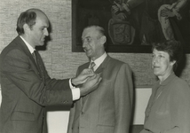M 1304 Uit handen van Burgemeester J. Pop krijgt dhr. Strikkers de zilveren medaille verbonden aan de Orde van Oranje ...