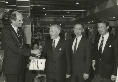 1311 Ter gelegenheid van het 150-jarig jubileum van de Tielse kledingzaak Blijdesteijn, wordt er een receptie gehouden, ...
