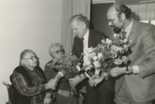 M 1313 In het ziekenhuis Rivierenland viert mevr. Van Gessel het zeventigjarig jubileum als lid van de Partij van de ...