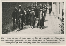 M 1380 Handel- en electriciteittentoonstelling in Spaarbank en Beursgebouw. Op de foto de genodigden op hun rondgang ...