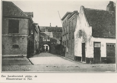 M 1401 Een karakteristiek plekje in Tiel, de Kloosterstraat vanaf het Bleekveld gezien in de jaren dertig