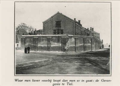 M 1413 Een opname van de gevangenis aan het Bleekveld gezien vanaf de achterzijde, jaren dertig vorige eeuw