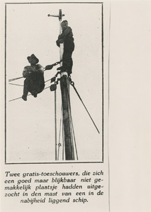 M 1415 Twee personen die naar een bepaalde gebeurtenis kijken hoog in de mast van een schip, jaren dertig vorige eeuw