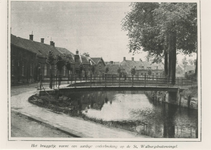 M 1417 De Sint-Walburgbuitensingel met een brug die al lang verdwenen is, jaren dertig vorige eeuw