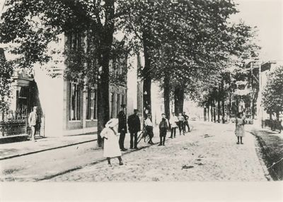 M 1419 Een opname van de Stationsstraat in de richting van de Stationsweg, jaren dertig van de vorige eeuw