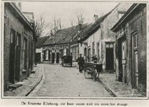 M 1433 De Kromme Elleboog gezien vanaf de Binnenmolenstraat, jaren dertig vorige eeuw