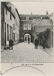 M 1450 Het poortje in de Kloosterstraat, opname jaren dertig van de vorige eeuw