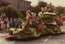 M 1453 Corsowagen van Kerk-Avezaath: Parels van de Betuwe , ontwerp van Thea Berwald, winnaar van het corso 1983 met ...