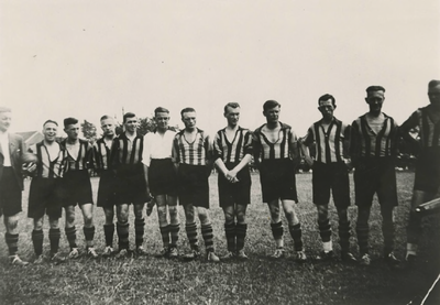 M 1474 Voetballers van de voetbalvereniging Theole, waarschijnlijk jaren dertig vorige eeuw