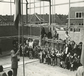 M 15 De wethouder Henk van den Burg hijst de vlag bij het bereiken van het hoogste punt van de Catherinaschool in ...