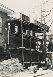 M 1501 De bouw van de Julianaschool aan de Grotebrugse Grindweg en Fabriekslaantje