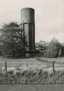 M 1531 De naoorlogse watertoren van Tiel vanaf de Echteldsedijk