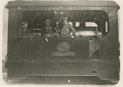 1537 Tentoonstelling T.B.C. stoomtramlijn in het streekmuseum in Tiel met een afbeelding van een locomotief, opname voor 1920