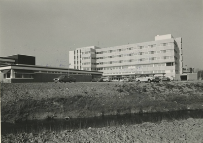 M 1538 De voorkantvan het ziekenhuis Rivierenland aan de President Kennedylaan