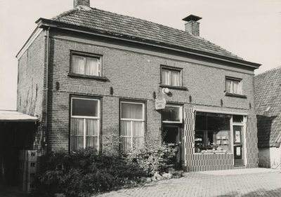 M 1584 Bakkerswinkel en bakkerij Van Ooijen aan de Dorpstraat in Drumpt