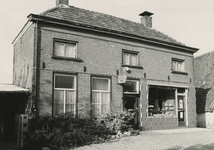 M 1584 Bakkerswinkel en bakkerij Van Ooijen aan de Dorpstraat in Drumpt