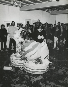 M 1606 In het Streekmuseum de Groote Societeit vindt de openingsact plaats van het Freak-festival: een papieren taart ...