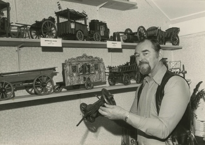 M 1607 Dhr. Hein Lelie heeft als hobby het vervaardigen van miniatuurwagens. In zijn collectie, die dertig wagens ...