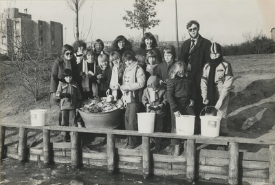 M 1608 Kinderen uit Tiel-West voederen de vogels in het Inundatiekanaal. Als voederplaats is het einde van de ...