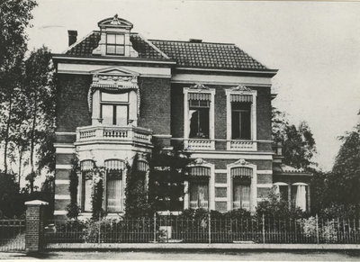 M 1667 Herenhuis Villa Beaucoin op de hoek van de Stationsstraat en de Konijnenwal