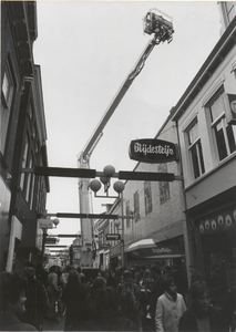 1723 In de Waterstraat wordt een demonstratie gegeven met de Wumag hoogwerker, eigendom van de brandweer in Breda, ...