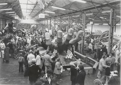 M 1779 Tijdens de tentoonstelling van de corsowagens van 1980, in de veilinghal Tiel en Omstreken, is het erg druk. Op ...