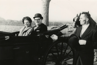 M 178 De intocht van burgemeester dr. G.W.B. Borrie samen met zijn vrouw in een open koets met een begeleider