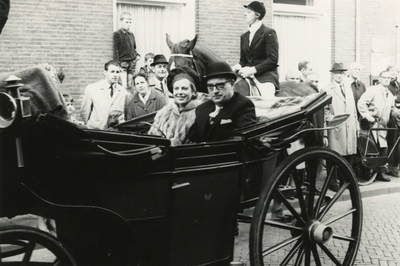 M 179 De intocht van burgemeester dr. G.W.B. Borrie samen met zijn vrouw in een open koets met een begeleider