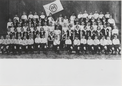 M 1790 10-jarig jubileum van de Tielsche Gymnastiekvereeniging hellas . Op de foto de leden van de gymnastiekvereeniging