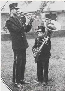 M 1793 2 muzikanten van het Tielsch Stedelijk Muziekcorps