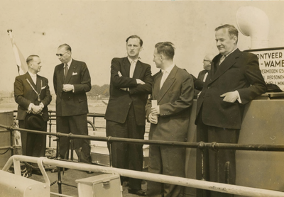 M 183 De commissaris der koningin in Gelderland mr. H.W. Bloemers, bracht een werkbezoek aan Tiel. Hij toonde grote ...