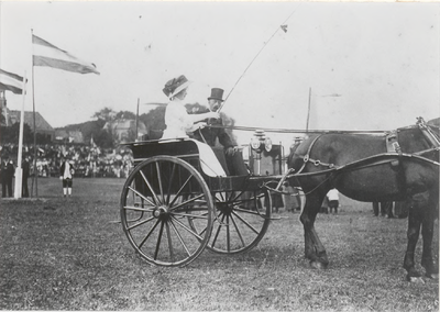 M 1857 Koninginnefeest circa 1909. Dhr. Dingemans met mevr. A. Schoondermark op de wagen bij het ringsteken. De foto is ...